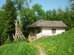 kleine Hütte - davor Holzstoss zu Sonnwendfeier.jpg